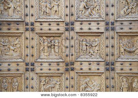 Drewniany portal Croce św. Bastia Umbra. Umbria.