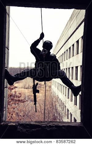 tactical rappeling
