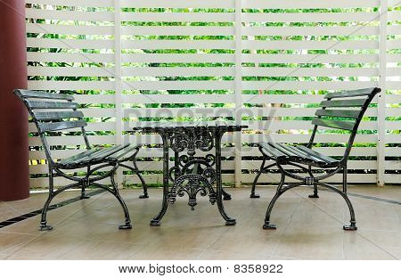 Klassinen musta tuoli