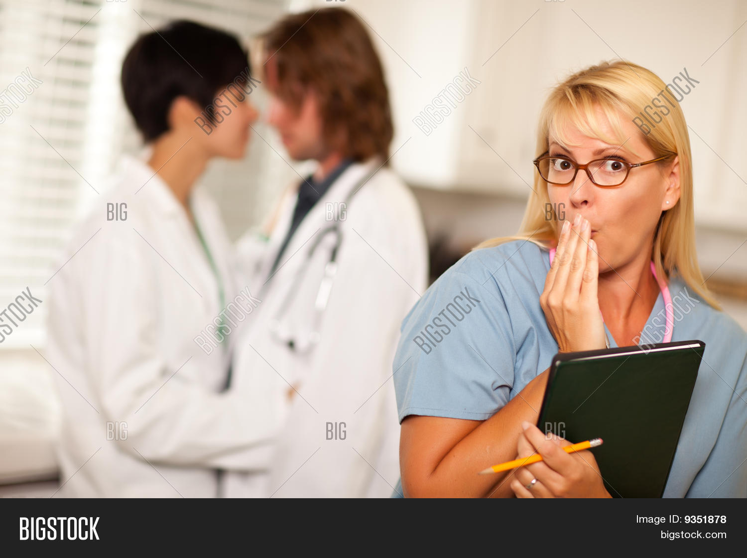 педиатр. подросток у врача. тетя врач. тетя доктор видео. кизел гинеколог.