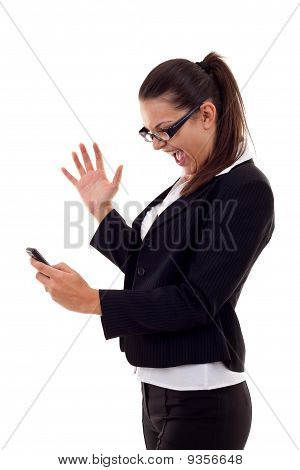 Donna gridando a un telefono