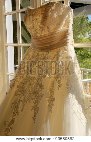 Pretty detail in bride's wedding gown