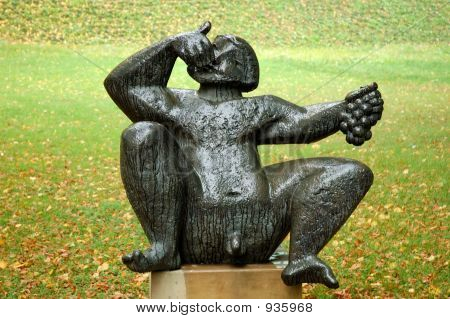 Statue af en dreng, spise druer