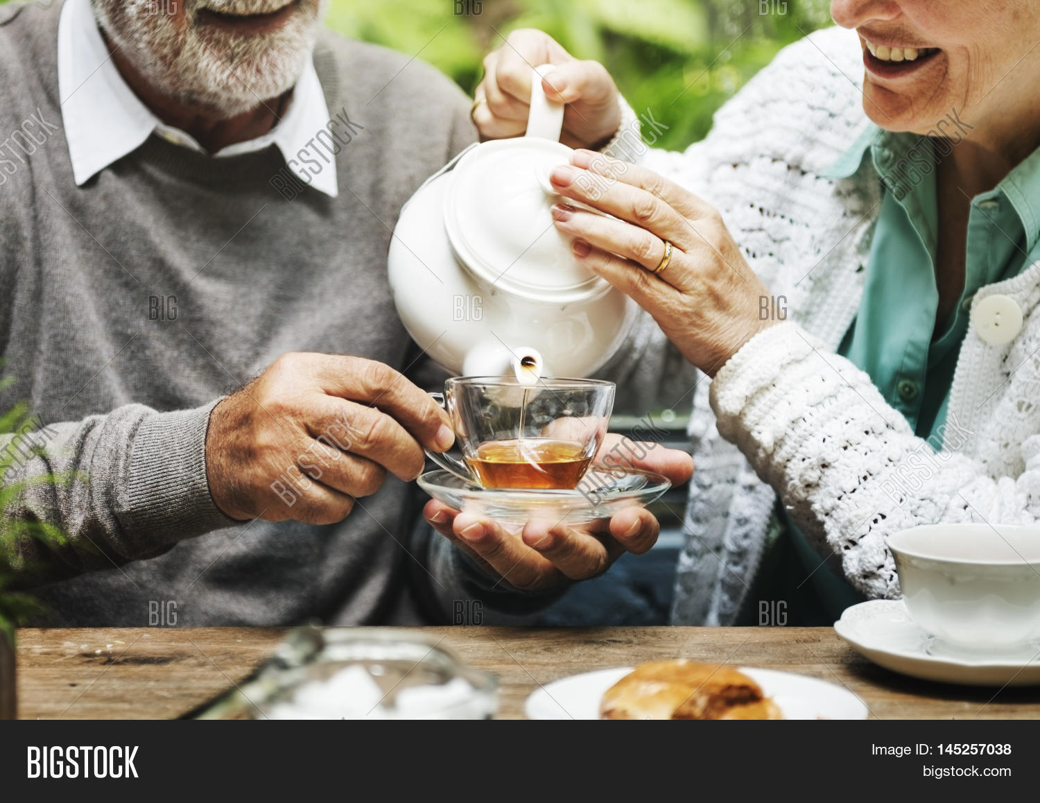 Человек пьет чай. Подростки пьют чай. Подруги за чашкой чая. Чаепитие люди за столом. Человек пьет чай.