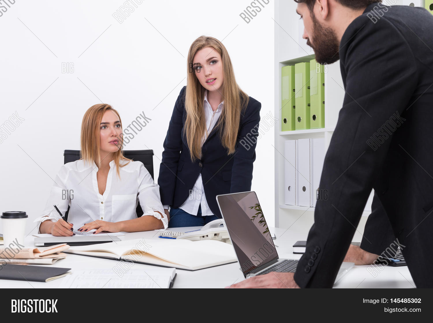 Начальник и секретарша. Женщина начальница. Секретарша и начальник старый. Леди босс и подчиненный. Начальница принуждает подчиненного.