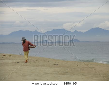 Pige på kysten