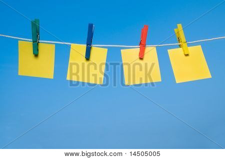 Dört farklı post it ile renkli mandal güneşli bir günde dışarıda. İstersen tarih yazmak!