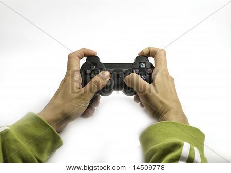 Mãos com um Joystick Jogando Videogame