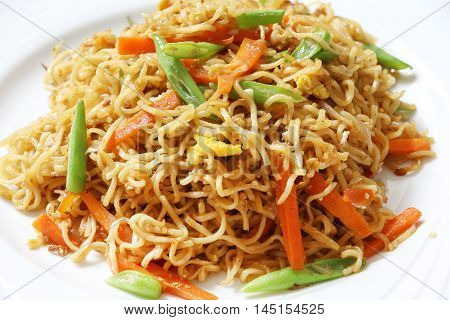 Fried instant noodle with green bean and carrot