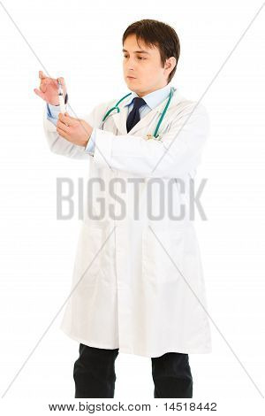 심각한 의사가 의료 들고 주사기에 손에 고립 된 화이트