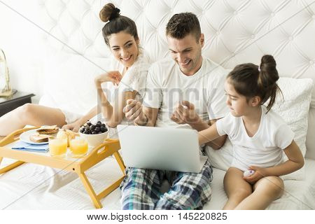 Family Have Breakfest On The Bed