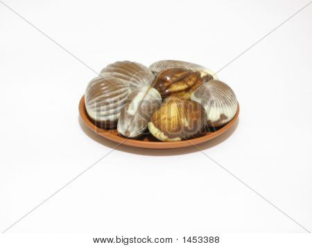 Sette dolci cioccolato sul piattino
