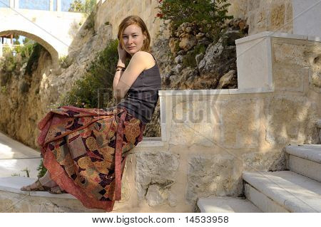 Muchacha en las escaleras