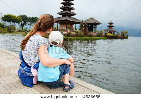 Madre e hijo en Bali