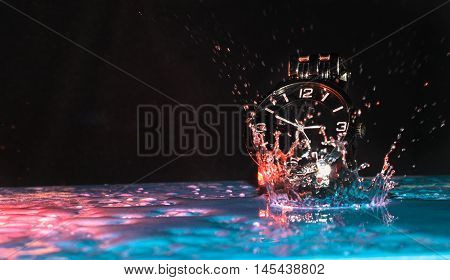 Moisture-proof the watch has come to a standstill in water. Splashes of red color scatter