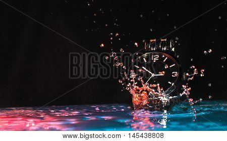 Moisture-proof the watch has come to a standstill in water. Splashes of red color scatter