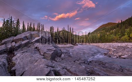 Sunrise view of elbow river and valley in kananaskis country, alberta, canada