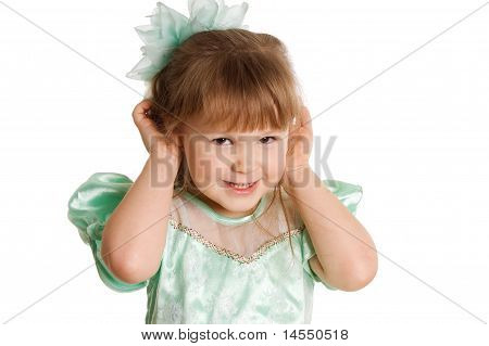 La bambina sente un isolato su sfondo bianco