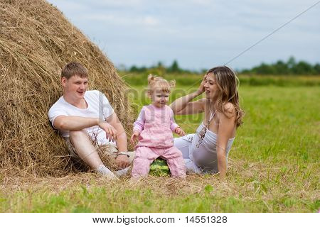 Szczęśliwą rodzinę w stogu siana lub Hayrick z arbuza