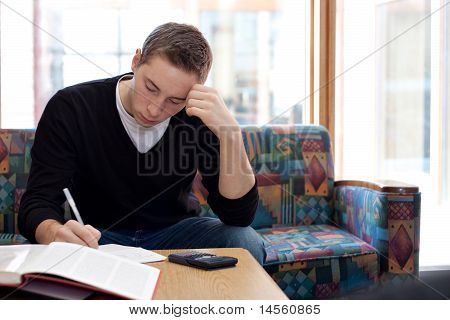 College Guy studera gör läxor