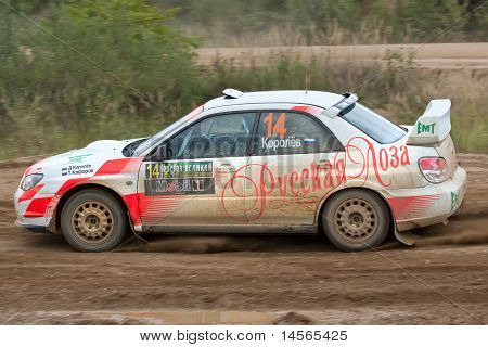 Rostov, Rusko - září 05: Uriy Volkov řídí auto Subaru Impreza během Rostov Velikiy Rusko