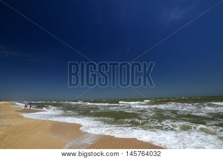 Narrow and long braid in the north-eastern part of the Crimean peninsula, consisting mainly of clam shell material, separating the bay from the Sea of Azov Siwash. The length of over 100 km, width from 270 m to 8 km.