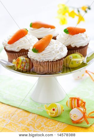 Påske cupcakes med marcipan gulerødder på en kage stå