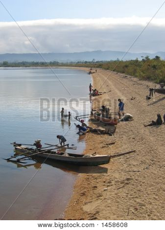 ボート、湖、ポソ湖、スラウェシ島、インドネシアに移動する準備をして、ビーチで