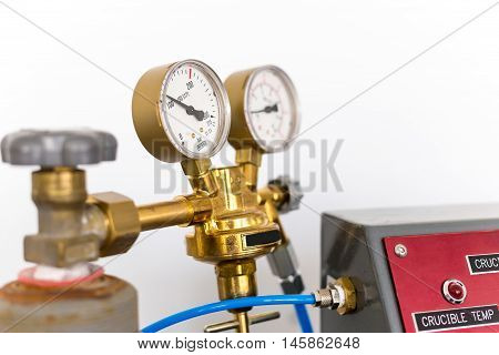 Pressure and temperature indicator on the instrument the arrow on the round dial