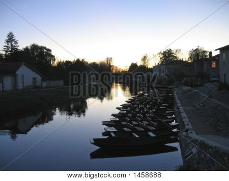 Viele kleine Boote in der Nähe von Sumpf Poitevin, Frankreich