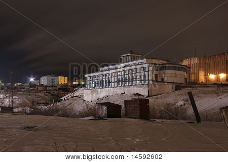 Edificio del puerto fluvial de noche