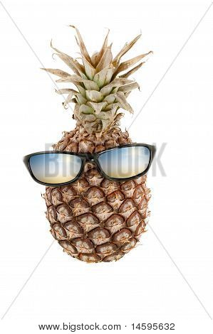 Ananas als menselijk hoofd en zonnebril met kleur reflecties