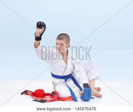 With a blue belt athlete raised his hand in greeting