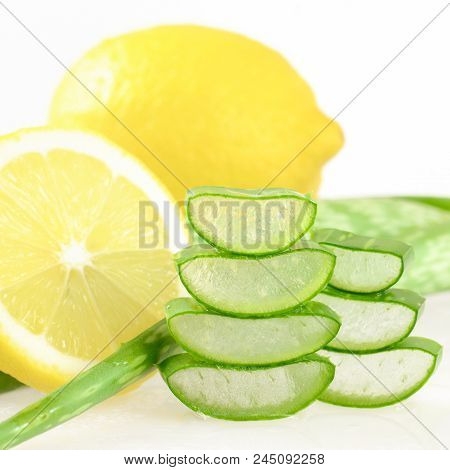 Aloe Vera Gel And Lemon Juice For Natural Skin Cleanner.