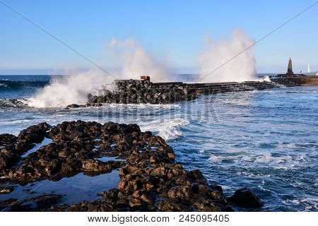 Photo Picture Of A Big Wave In The Ocean
