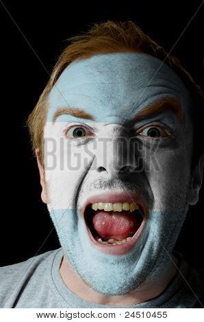 Maloval obličej šílený vztek člověka v barvách vlajky Argentiny