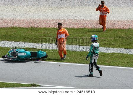 SEPANG, MALAYSIA - 21. oktober: 125cc post Mohamad Zamri reagerer efter et fald på Drej 15 under gratis 