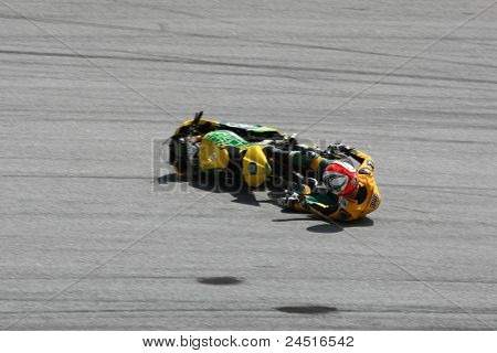 SEPANG, Malajsie - 21. října: Moto2 jezdec Mattia Pasini spadá na kroku 15 během volného tréninku na th