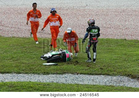SEPANG, MALAYSIA - 21. oktober: 125cc rytter Luis Salom vender tilbage til sin faldne cykel på tur 15 under f