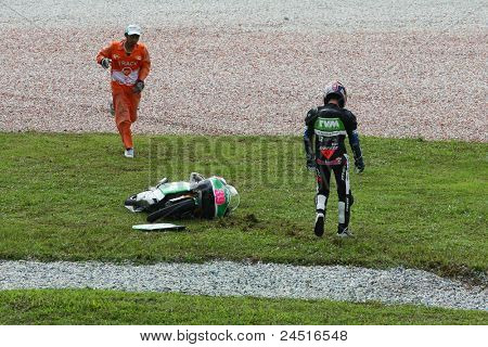 SEPANG, MALAYSIA - 21. oktober: 125cc rytter Luis Salom vender tilbage til sin faldne cykel på tur 15 under f