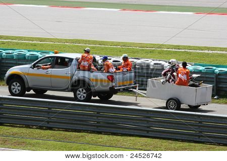 SEPANG, MALAYSIA - 21. oktober: Marshals hjælpe en uidentificeret rider efter at han styrtede ned på den gratis pr