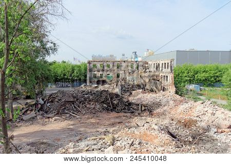 Nizhny Novgorod, Russia. - May 24.2018. Demolition Of An Abandoned Residential Stone Two-story House