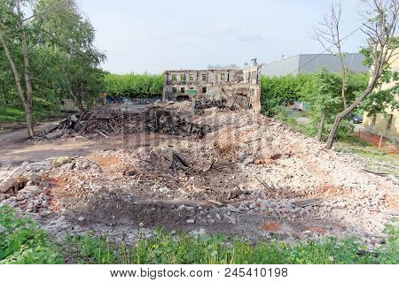 Nizhny Novgorod, Russia. - May 24.2018. Demolition Of An Abandoned Residential Stone Two-story House