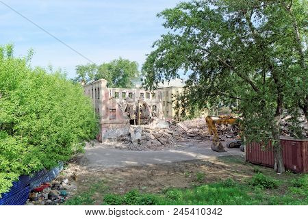 Nizhny Novgorod, Russia. - May 24.2018. Demolition Of An Abandoned Residential Stone Two-story House
