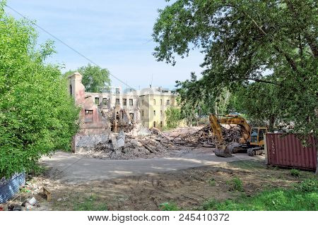 Nizhny Novgorod, Russia. - May 24.2018. Demolition Of An Abandoned Residential Stone Two-story House