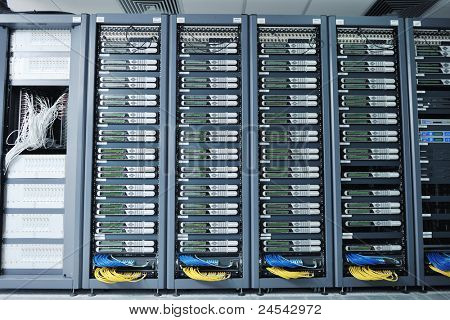 Network serverrum med datorer för digital tv IP-kommunikation och internet