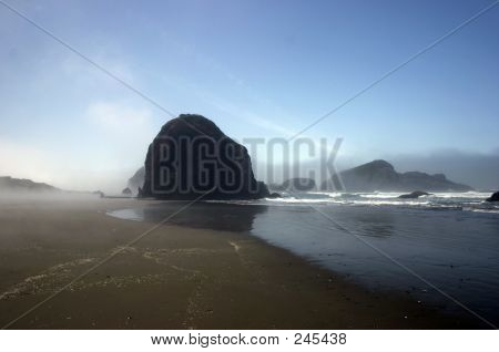La costa de Oregon en la niebla