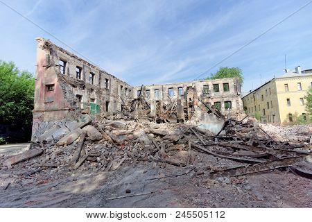 Nizhny Novgorod, Russia. - May 24.2018. Demolition Of An Abandoned Residential Stone Two-story House