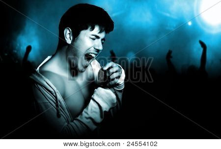 cantante maschio durante un concerto