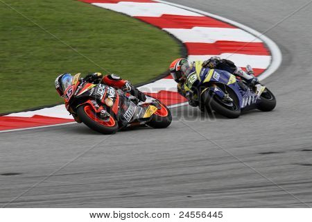 กัวลาลัมเปอร์ มาเลเซีย - 22 ตุลาคม: ไรเดอร์ Moto2 Raffaele เดสซ่า (35) แข่งขันกับผู้ขับขี่อื่น ๆ ที่จะ 